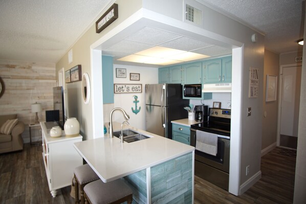 Een koelkast, een magnetron, een oven, een kookplaat