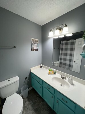 Combined shower/bathtub, hair dryer, towels, soap - Executive Condo - Gigabit Wi-Fi - Near Redstone Arsenal - 2 beds-2 baths (Madison)