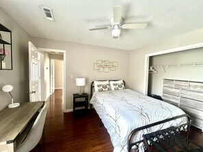 2 bedrooms, desk, iron/ironing board, free WiFi - Executive Condo - Gigabit Wi-Fi - Near Redstone Arsenal - 2 beds-2 baths (Madison)