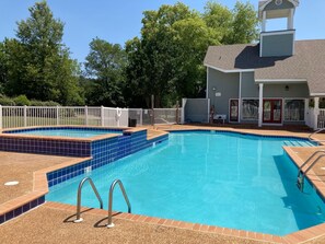 Outdoor pool - Executive Condo - Gigabit Wi-Fi - Near Redstone Arsenal - 2 beds-2 baths (Madison)