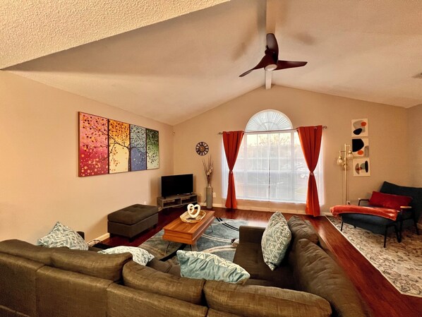 Smart TV - Executive Condo - Gigabit Wi-Fi - Near Redstone Arsenal - 2 beds-2 baths (Madison)