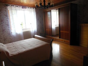 2 bedrooms, iron/ironing board, free WiFi