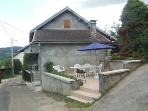 Outdoor dining - T3 house with terrace and balcony (dortan)