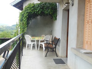 Outdoor dining - T3 house with terrace and balcony (dortan)