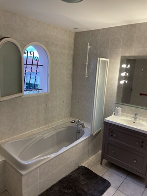 Baignoire, sèche-cheveux, papier toilette