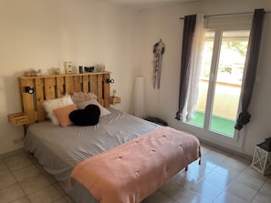 3 bedrooms, iron/ironing board, free WiFi