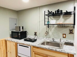 冷蔵庫、電子レンジ、食器洗い機、コーヒー / ティーメーカー