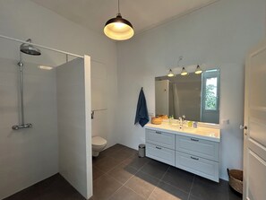 Een douche, een haardroger, handdoeken, zeep