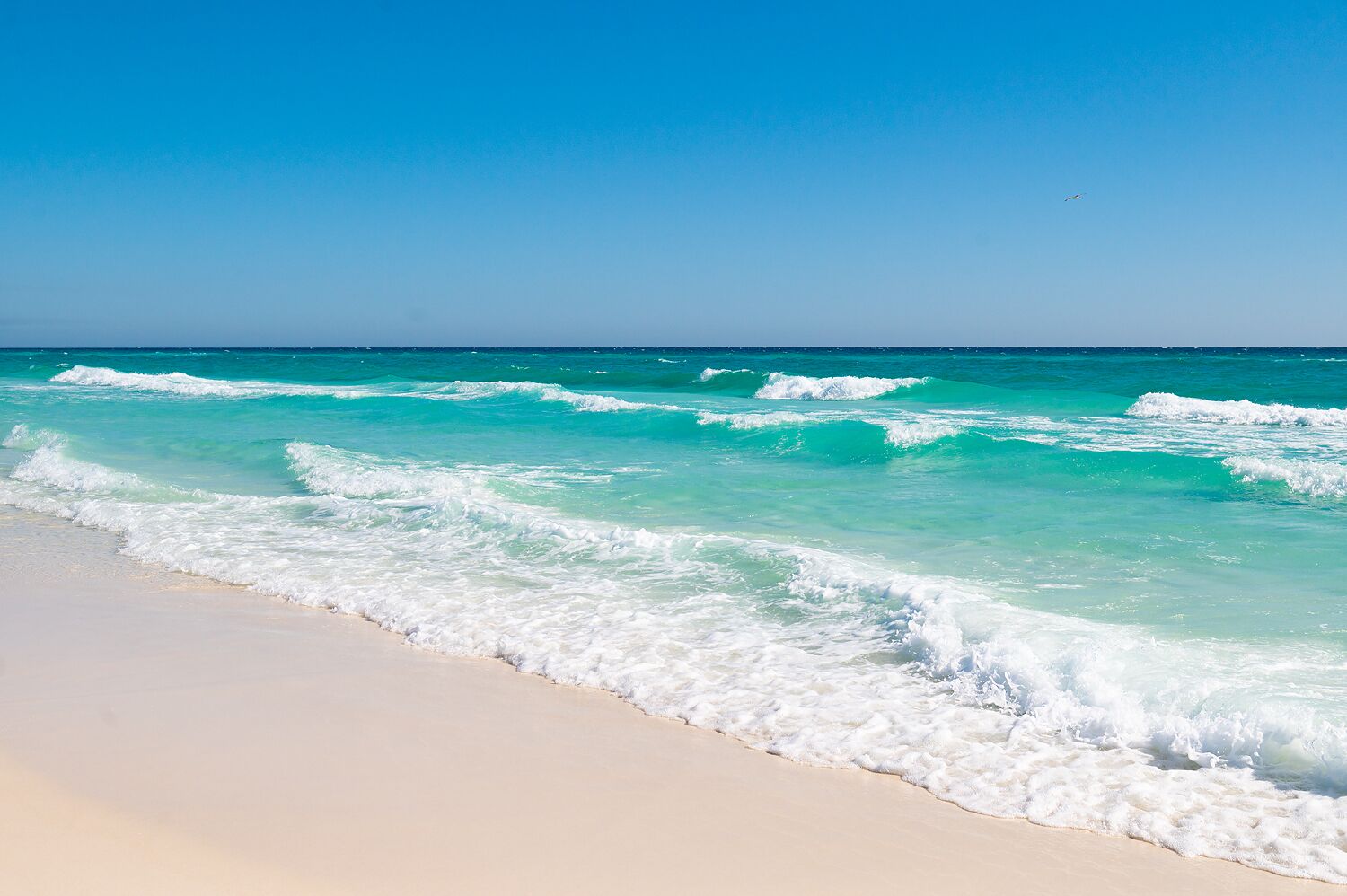 Vlak bij het strand, ligstoelen, strandlakens