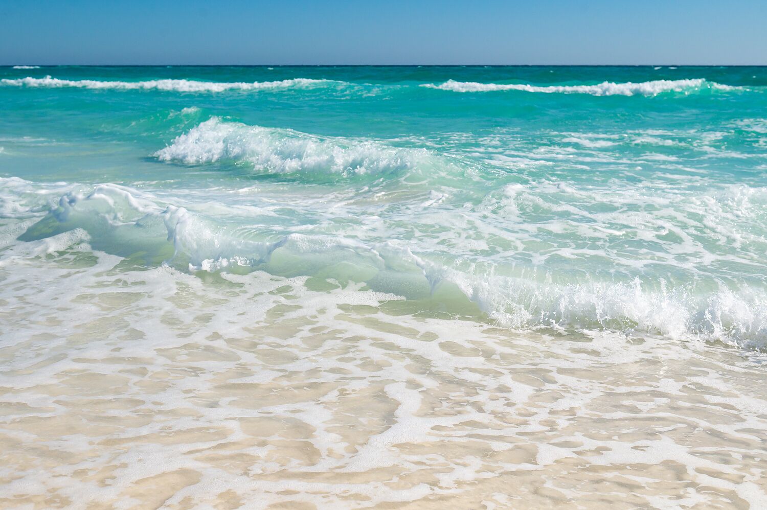 Playa en los alrededores, camastros y toallas de playa 