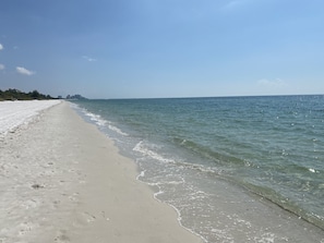 Sun-loungers, beach towels - Closest studio to Vanderbilt Bch, lovely remodel, yard, has everything & extras! (Naples)