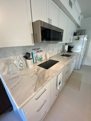 Fridge, microwave, stovetop, coffee/tea maker - Closest studio to Vanderbilt Bch, lovely remodel, yard, has everything & extras! (Naples)