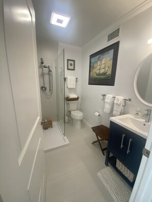 Combined shower/bathtub, hair dryer, towels, soap