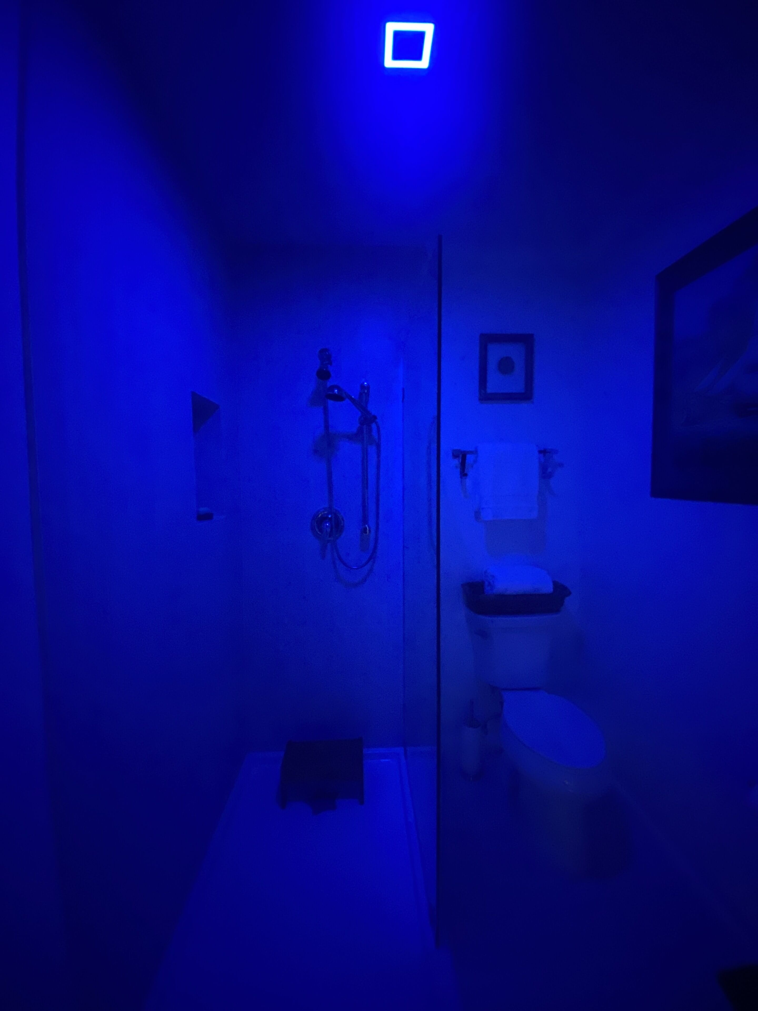 Ein Badezimmer mit Dusche, Toilette und Waschbecken.