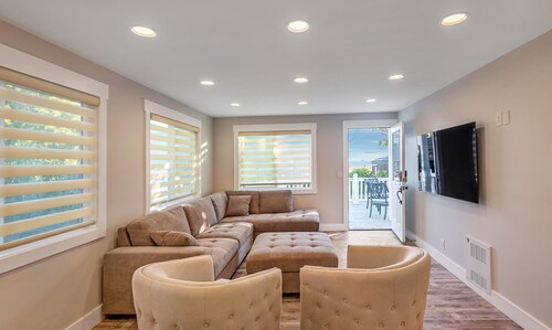 Light & bright cottage with a view of the bay