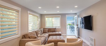 Light & bright cottage with a view of the bay