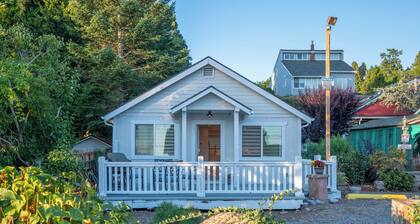Light & bright cottage with a view of the bay