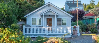 Light & bright cottage with a view of the bay
