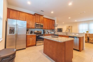 冰箱、微波炉、烤箱、炉灶