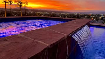 Una piscina al aire libre, una piscina climatizada