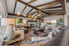 Smart TV, fireplace, table football, ping pong - Zen Hilltop Estate : Heated Infinity Pool, Spa, 360° SoCal Views, Pvt Deck (El Cajon)