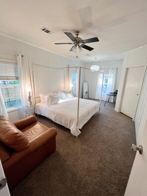 2 soverom, skrivebord, reiseseng for barn og wi-fi (inkludert)