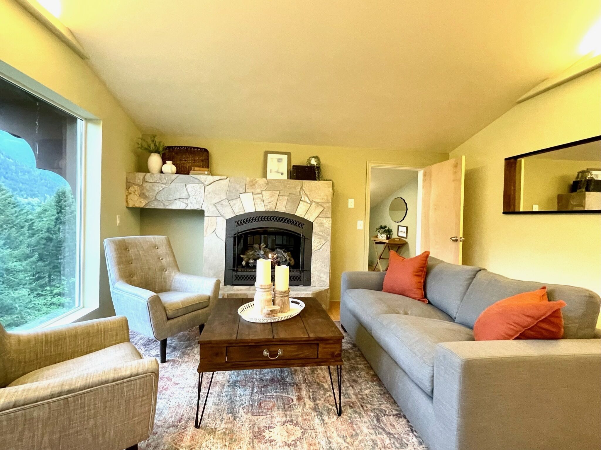 Deluxe-Studiosuite, Mehrere Betten, Balkon, Bergblick | Individuell dekoriert, individuell eingerichtet