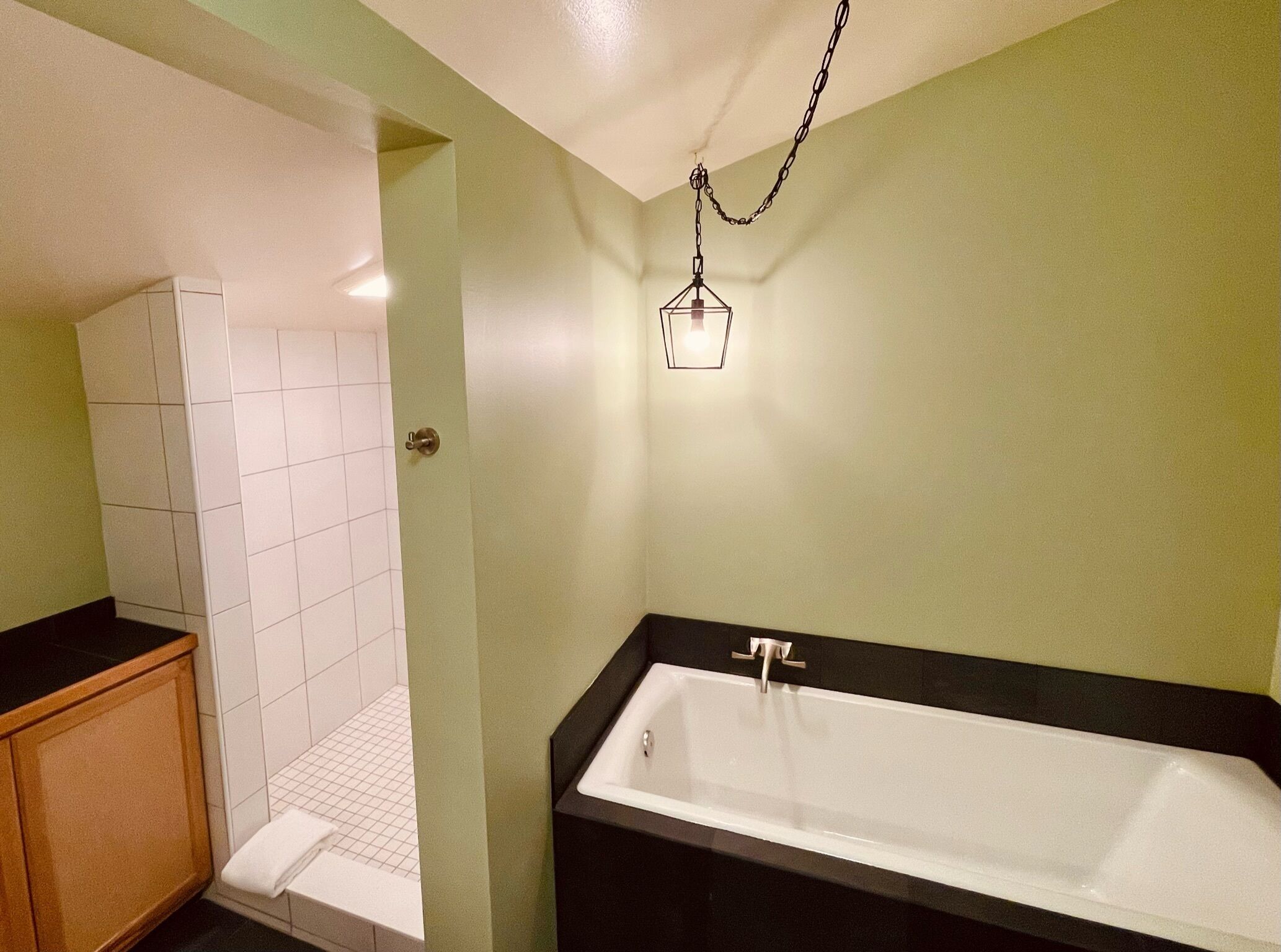 Un baño con bañera, ducha e inodoro.