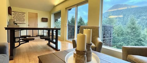 Deluxe studio suite, meerdere bedden, balkon, uitzicht op bergen | Individueel gedecoreerd, individueel gemeubileerd, een laptopwerkplek