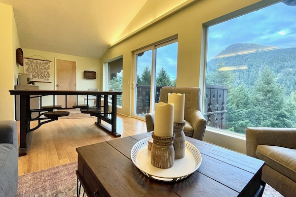 Deluxe Studio Suite, Multiple Beds, Balcony, Mountain View | Individually decorated, individually furnished, laptop workspace