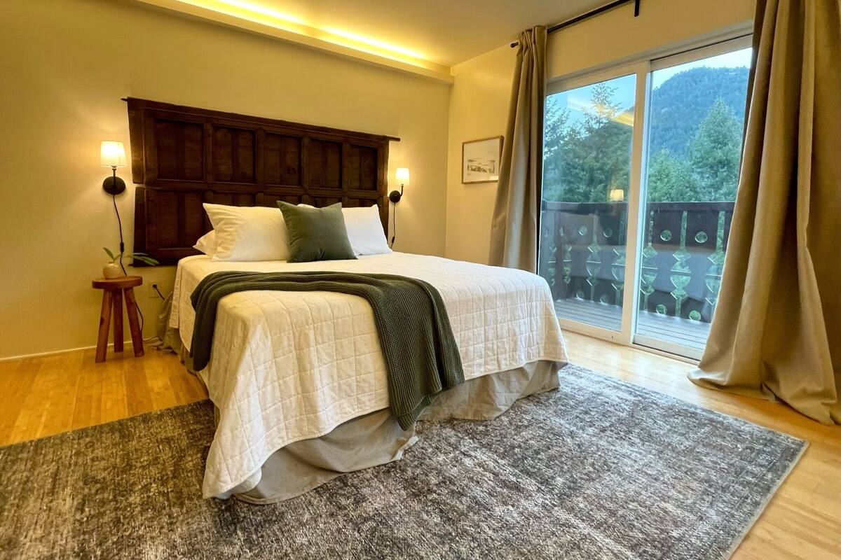 Comfort Room, 1 Katil Ratu (Queen), Fireplace, Mountain View | Ruang kerja komputer riba, Wi-fi percuma, dihias secara berasingan 
