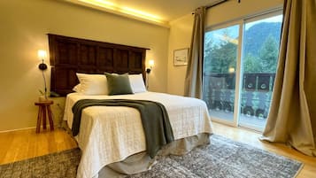 Comfort Room, 1 Queen Bed, Fireplace, Mountain View | Individually decorated, individually furnished, laptop workspace