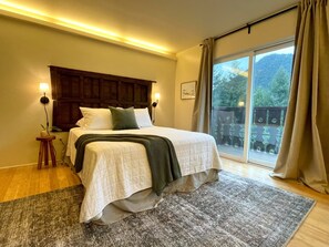 Comfort Room, 1 Queen Bed, Fireplace, Mountain View
