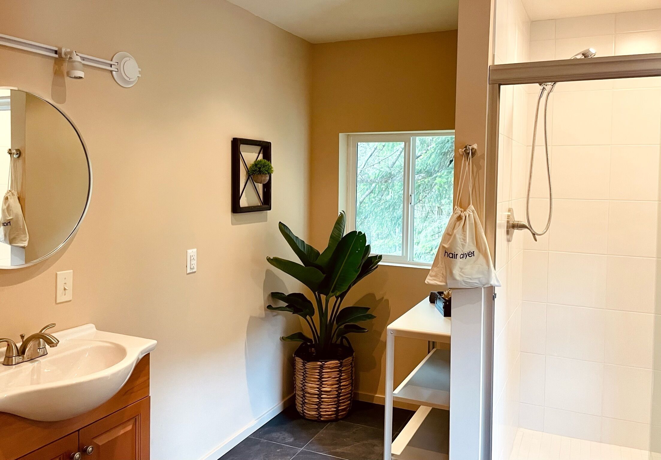 Comfort-Zimmer, 1 Queen-Bett, Kamin, Bergblick | Badezimmer | Kostenlose Toilettenartikel, Haartrockner, Handtücher, Seife