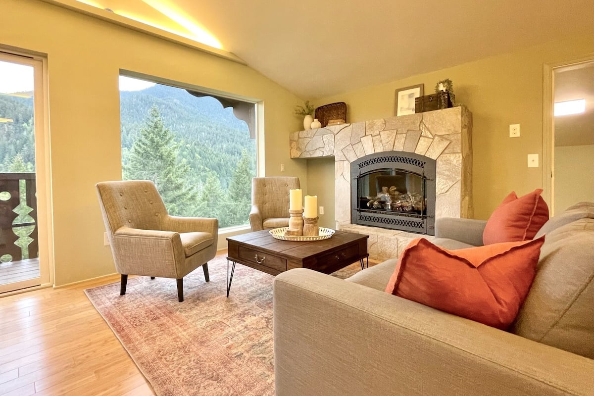 Deluxe studio suite, meerdere bedden, balkon, uitzicht op bergen | Individueel gedecoreerd, individueel gemeubileerd, een laptopwerkplek
