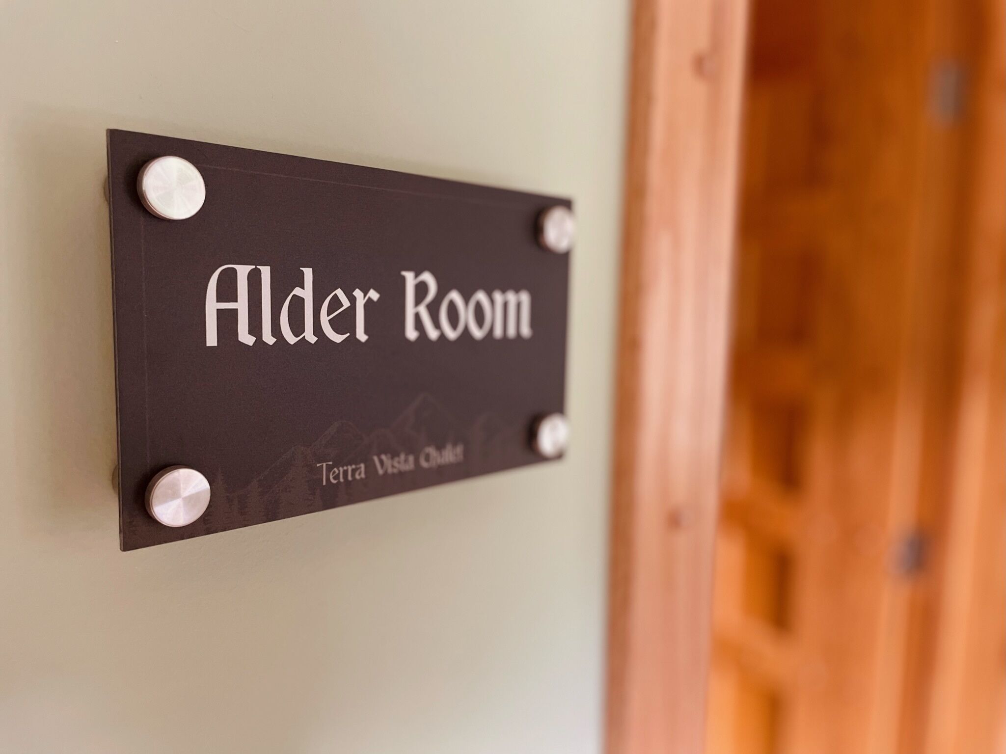 Indicador que mostra l'habitació 'Alder' amb un disseny de placa.