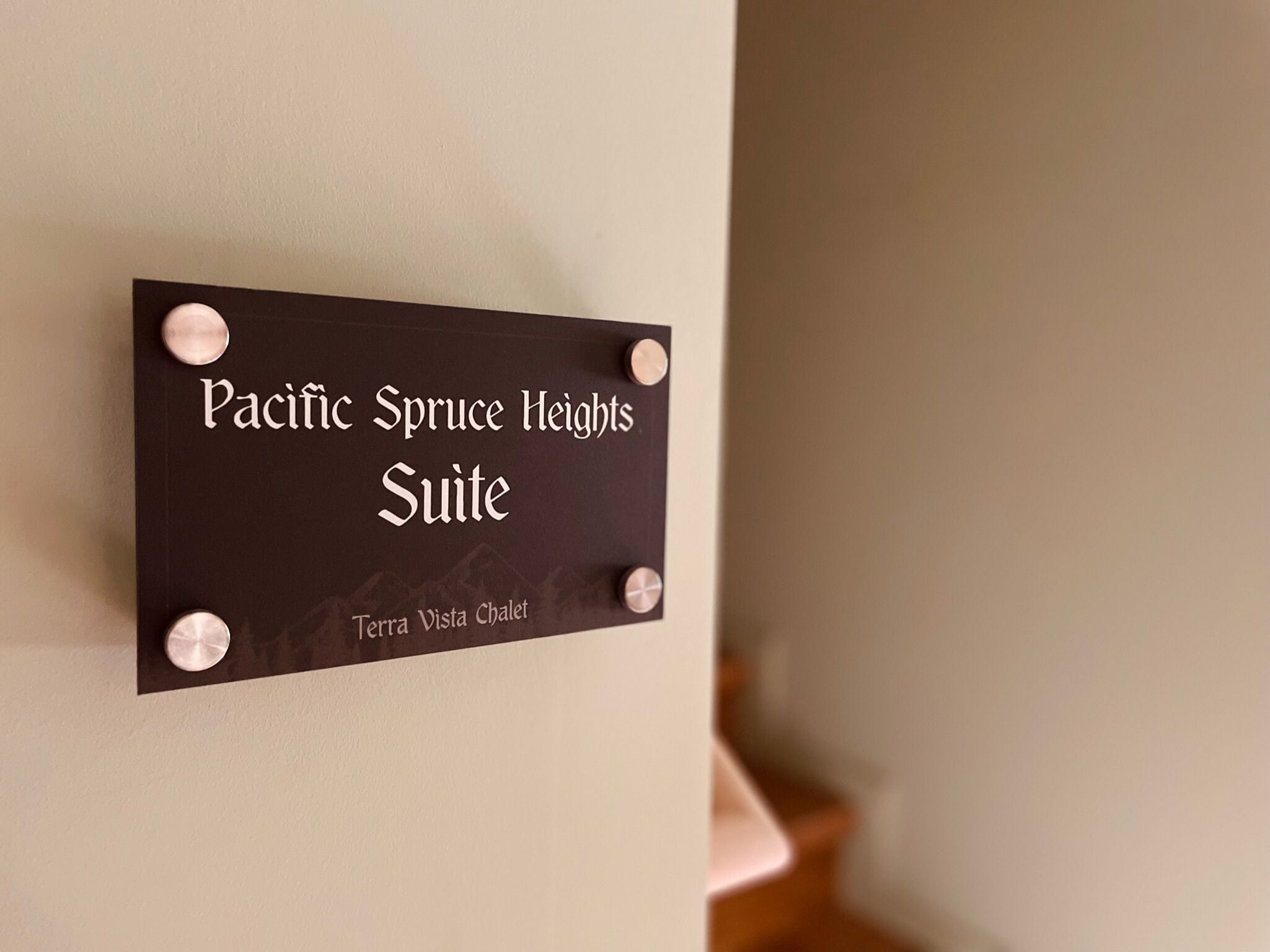 Señal que indica la suite Pacific Spruce Heights en Terra Vista Chalet.