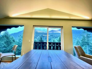 Suite estudio Deluxe, varias camas, balcón, vista a la montaña | Decoración personalizada y muebles diferentes