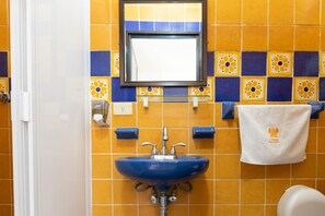 Junior tweepersoonskamer | Badkamer | Een aparte badkuip en douche, een haardroger, handdoeken