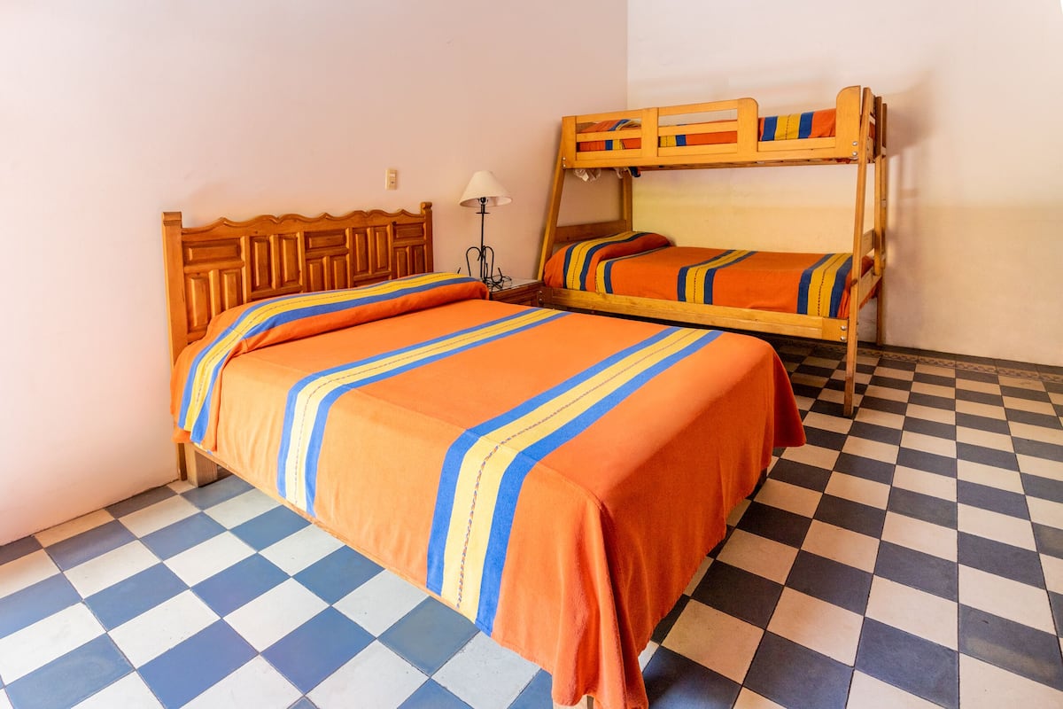 Dormitorio compartido Deluxe | 1 habitación, decoración personalizada y muebles diferentes