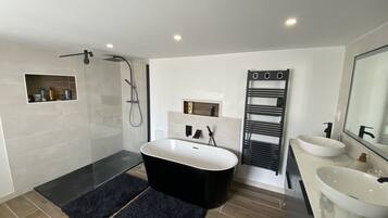 Combined shower/tub