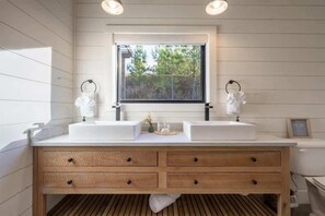 Chuveiro, secador de cabelo, toalhas de banho 