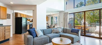 Large Condo, 3 bedrooms, Hot tub, Indoor Pool, Free Wi Fi