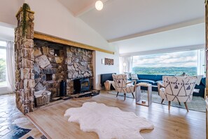 Smart TV, fireplace, foosball, books - Incredible Snowdonia views from luxury retreat w/hot tub & games room (Dyserth)