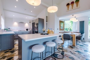 Fridge, microwave, oven, stovetop - Incredible Snowdonia views from luxury retreat w/hot tub & games room (Dyserth)