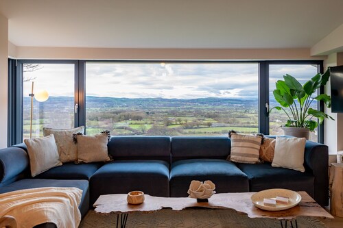Incredible Snowdonia views from luxury retreat w/hot tub & games room