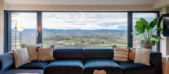 Incredible Snowdonia views from luxury retreat w/hot tub & games room