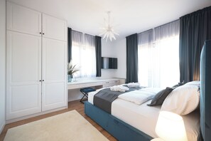 4 habitaciones, escritorio y tabla de planchar con plancha