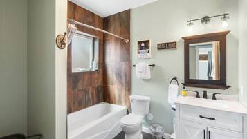 Ferienhaus | Badezimmer | Duschwanne, Haartrockner, Handtücher, Seife