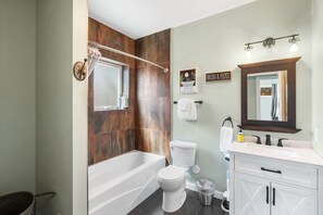Rumah | Kamar mandi | Kombinasi shower/bathtub, pengering rambut, handuk, dan sabun